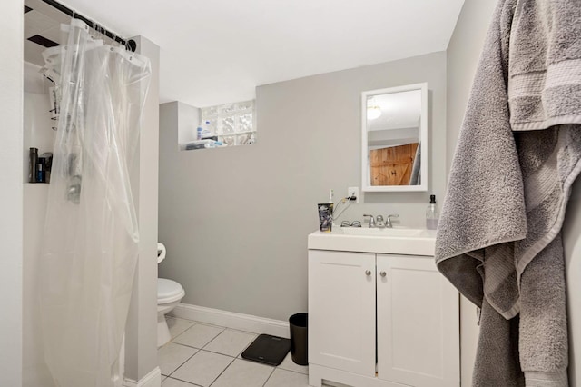 full bathroom with tile patterned flooring, toilet, vanity, a shower with curtain, and baseboards
