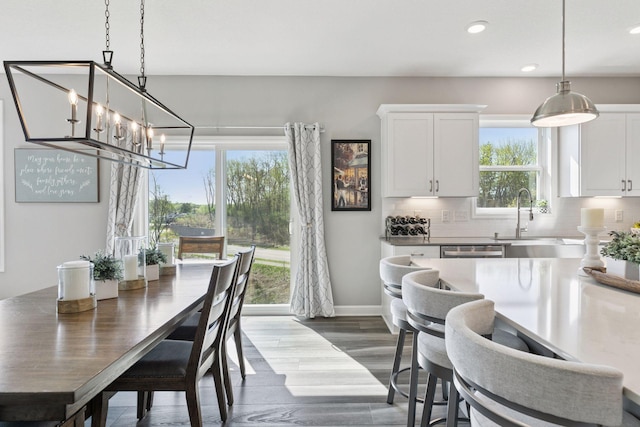 dining room featuring plenty of natural light, a chandelier, recessed lighting, dark wood finished floors, and baseboards