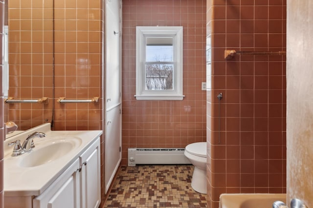 1331 8th Ave N, Saint Cloud, MN 56303 - bathroom featuring baseboard heating, vanity, toilet, a bathtub, and tile walls