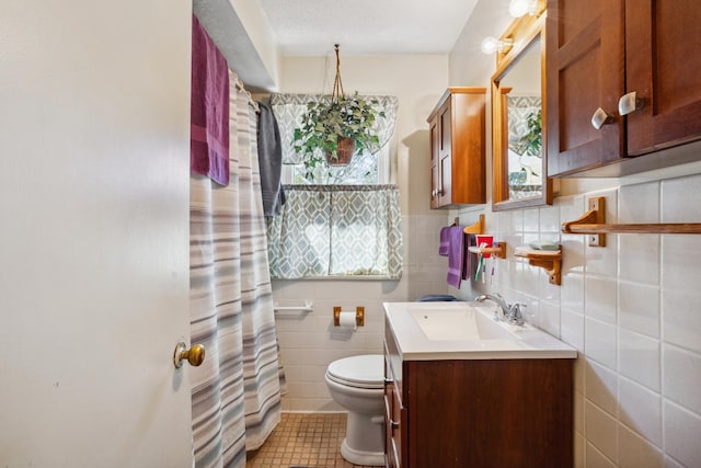 6021 10th Ave S, Minneapolis, MN 55417 - bathroom featuring tile walls, toilet, vanity, curtained shower, and tile patterned floors