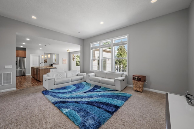 living area with baseboards, carpet flooring, recessed lighting, and visible vents