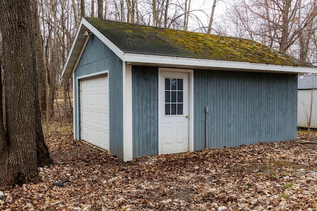 view of outdoor structure with an outbuilding