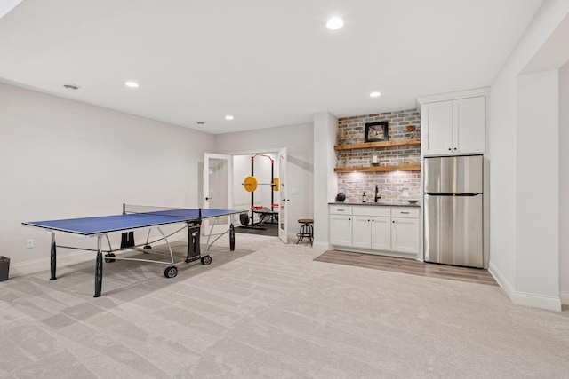 playroom with light colored carpet, wet bar, baseboards, and recessed lighting