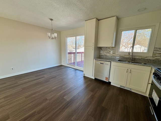 kitchen featuring stainless steel dishwasher, a sink, an inviting chandelier, visible vents, and dark wood-style floors