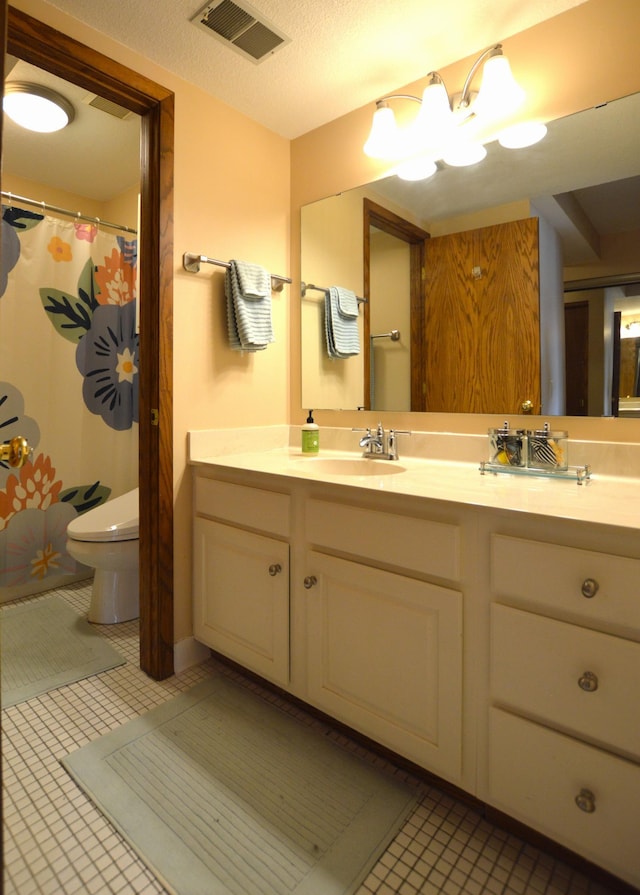 bathroom with a shower with curtain, toilet, visible vents, a notable chandelier, and vanity