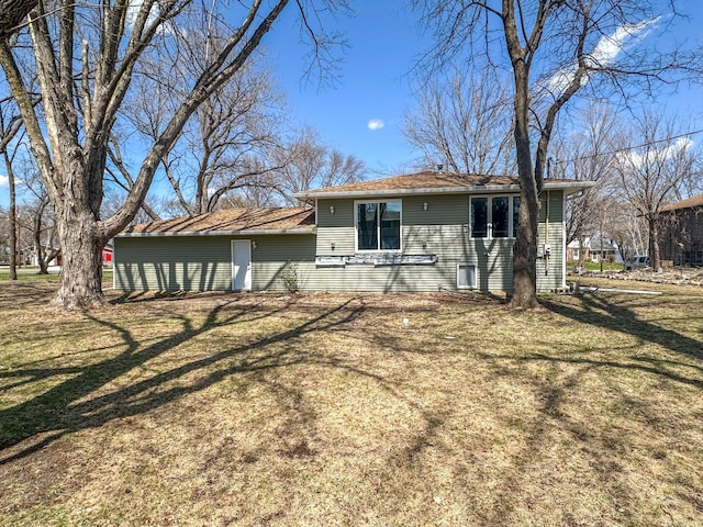view of front of property with a front lawn