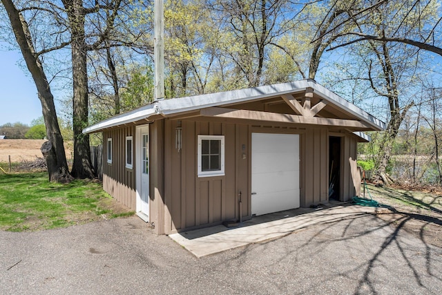 view of outdoor structure with an outdoor structure