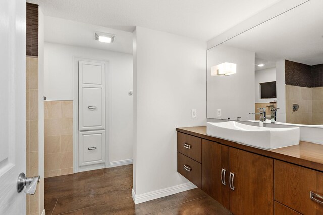 2012 Pine Ridge Dr W, Saint Paul, MN 55118 - full bathroom featuring vanity and baseboards