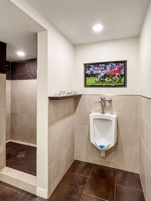 2012 Pine Ridge Dr W, Saint Paul, MN 55118 - bathroom with recessed lighting, tile patterned floors, tile walls, and a tile shower