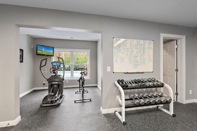 2012 Pine Ridge Dr W, Saint Paul, MN 55118 - workout room with baseboards