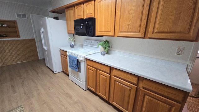 1509 2nd Ave SW, Austin, MN 55912 - kitchen featuring light countertops, visible vents, white appliances, light wood-style floors, and decorative backsplash