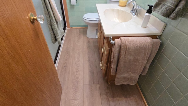 1509 2nd Ave SW, Austin, MN 55912 - bathroom featuring wood finished floors, tile walls, and vanity