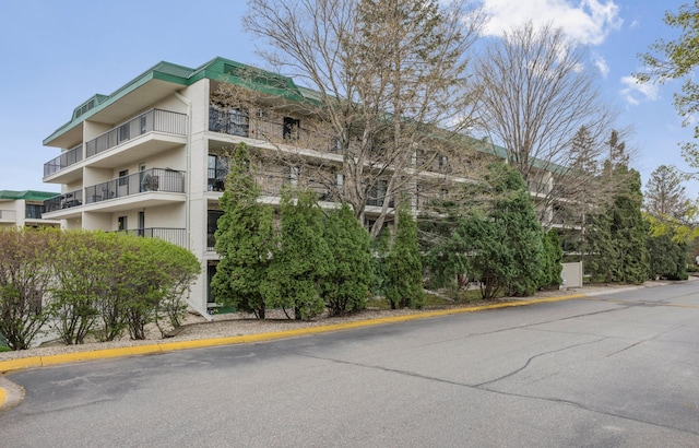 view of apartment building / complex