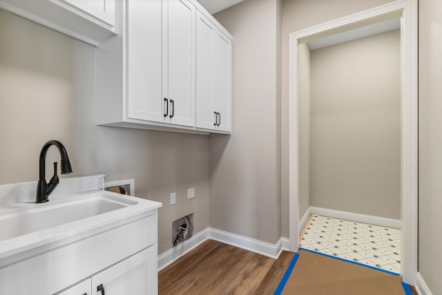 4729 Linden Cove Ln, Savage, MN 55378 - laundry room featuring a sink, baseboards, cabinet space, and hookup for a washing machine