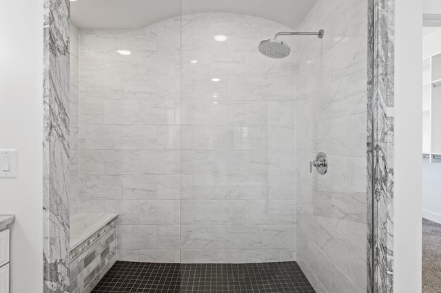 full bathroom featuring a tile shower