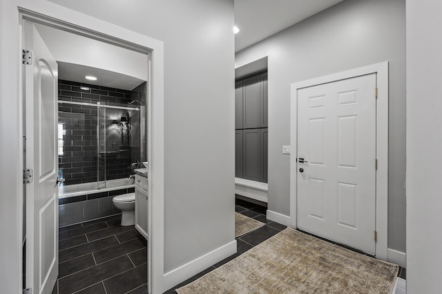 full bath featuring tile patterned flooring, toilet, baseboards, tiled shower / bath, and recessed lighting