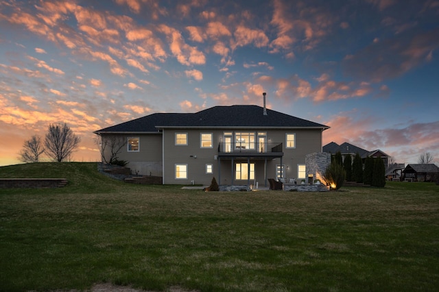 back of house featuring a yard