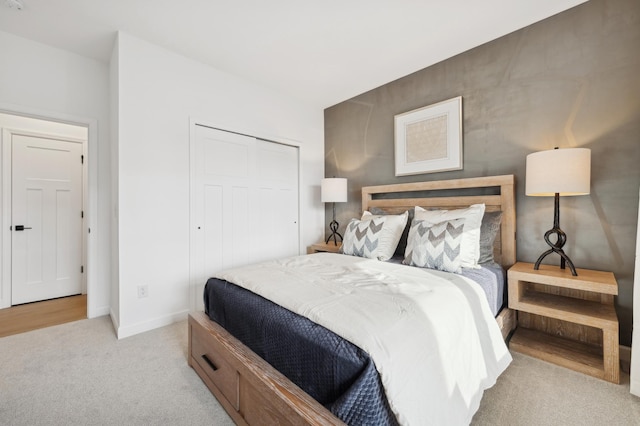bedroom featuring carpet floors, baseboards, and a closet