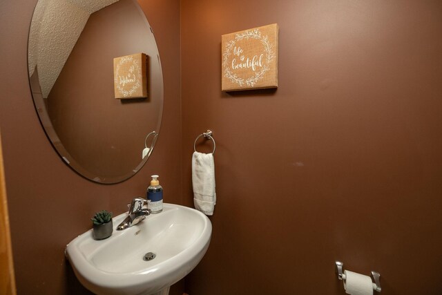 bathroom featuring a sink