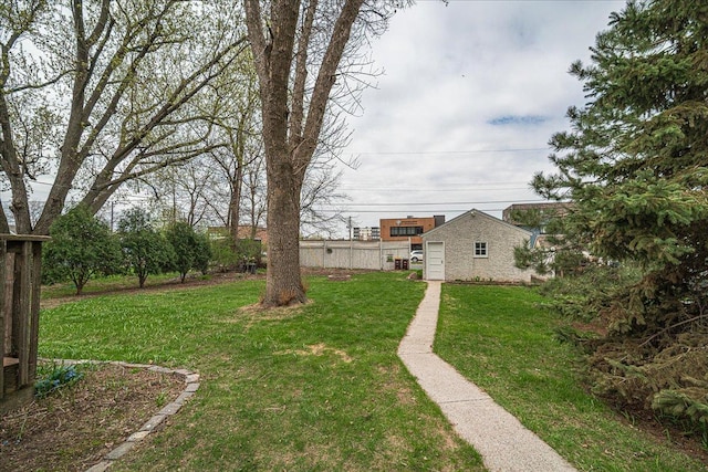view of yard featuring an outbuilding