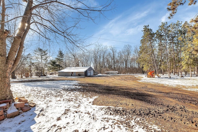 view of yard layered in snow