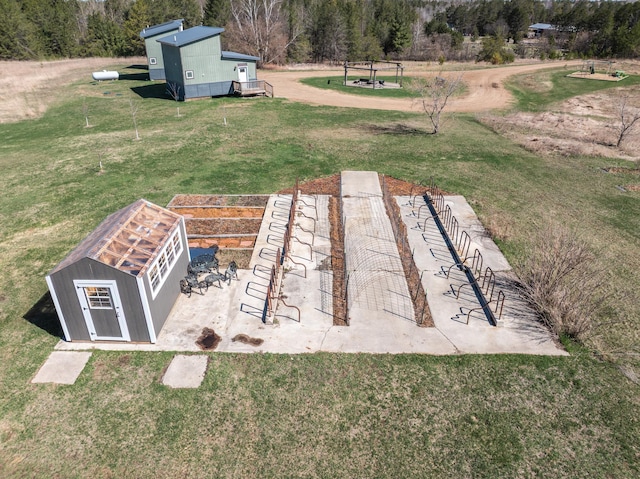 view of yard with an outbuilding and a garden