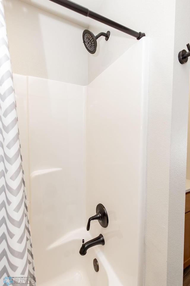 bathroom featuring shower / bath combo