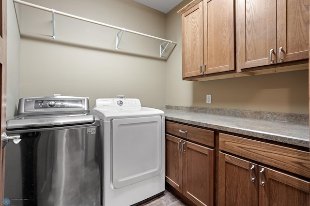 washroom featuring cabinet space and washing machine and clothes dryer
