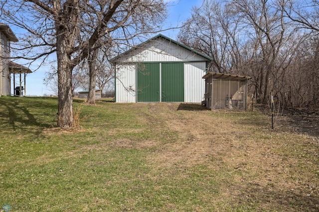 view of pole building featuring a lawn