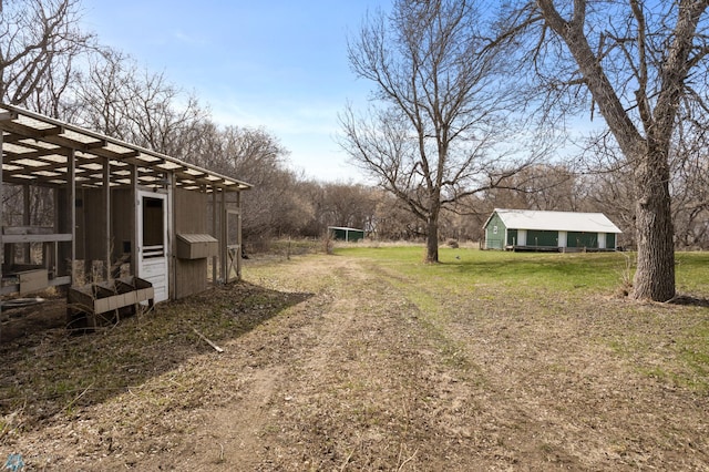 view of yard featuring an outdoor structure