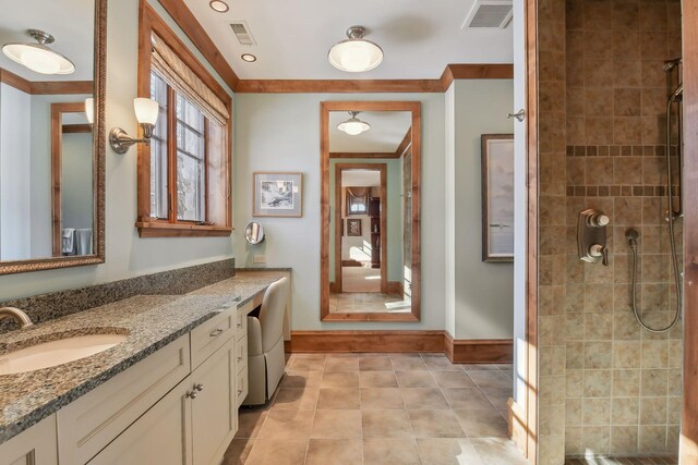12535 Beach Cir, Eden Prairie, MN 55344 - bathroom featuring a tile shower, baseboards, and visible vents