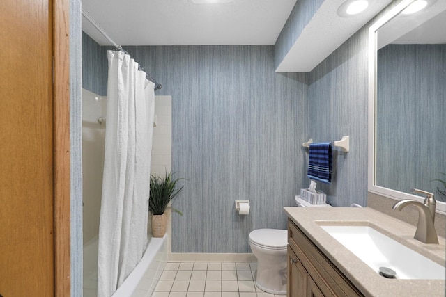 2672 Lake Court Dr Unit 58, Mounds View, MN 55112 - bathroom featuring tile patterned floors, toilet, vanity, shower / bath combo with shower curtain, and wallpapered walls
