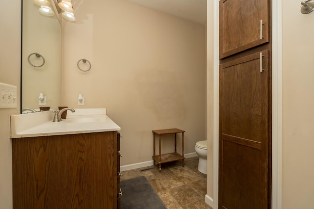 4129 Jarmann Ln, Shakopee, MN 55379 - bathroom featuring baseboards, toilet, and vanity
