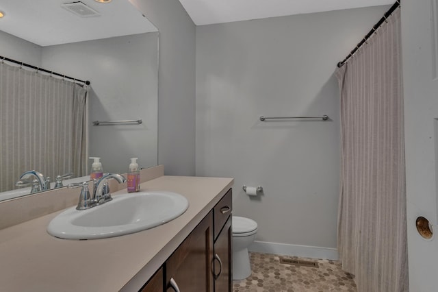 full bathroom with baseboards, visible vents, toilet, and vanity