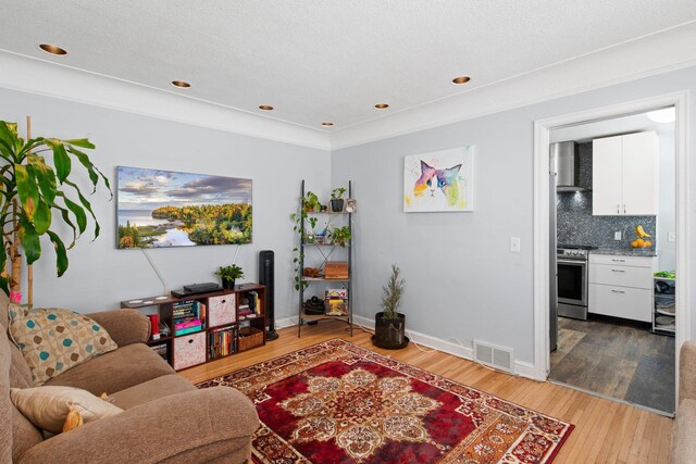 46324634 Cedar Ave S, Minneapolis, MN 55407 - living room with visible vents, recessed lighting, light wood finished floors, and baseboards