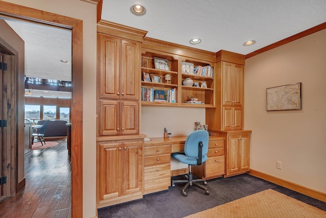 office area with baseboards, built in study area, recessed lighting, and ornamental molding