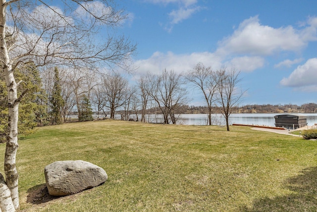 view of yard featuring a water view