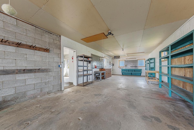 garage featuring concrete block wall