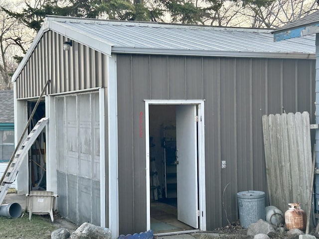 view of outdoor structure featuring an outbuilding and fence