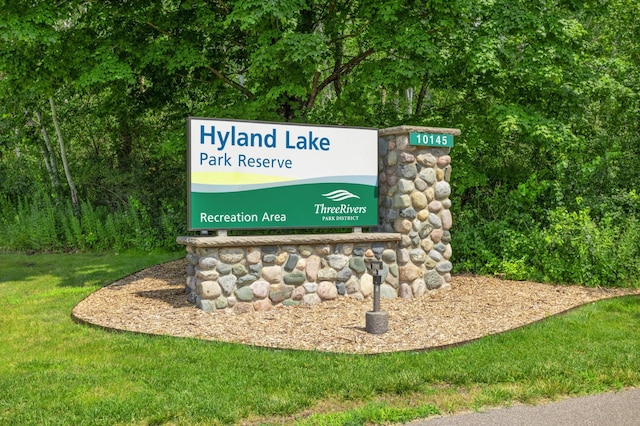 community / neighborhood sign featuring a lawn