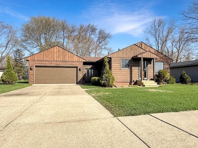 1254 State St, Fairmont, MN 56031 - ranch-style house with a garage, driveway, and a front yard