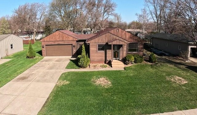 1254 State St, Fairmont, MN 56031 - single story home featuring an attached garage, a front lawn, and concrete driveway