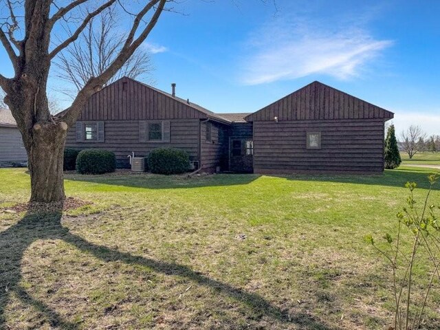 1254 State St, Fairmont, MN 56031 - exterior space with a lawn
