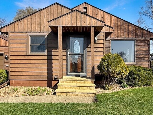 1254 State St, Fairmont, MN 56031 - view of exterior entry