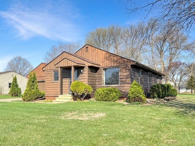 1254 State St, Fairmont, MN 56031 - ranch-style house with a front yard