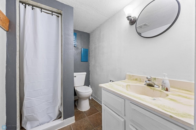 full bath with toilet, a shower with curtain, a textured ceiling, and vanity
