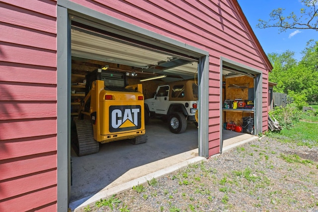 3375 Stark Rd NE, Cambridge Twp, MN 55008 - garage with dirt driveway