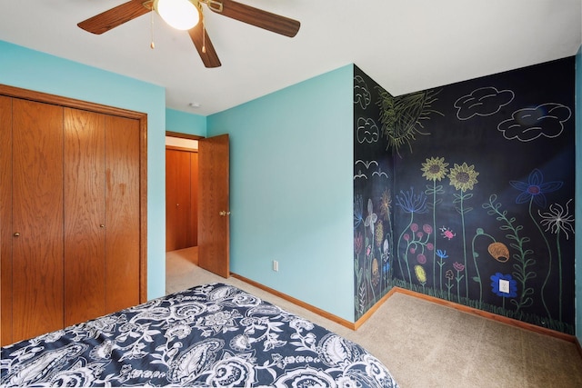 carpeted bedroom featuring ceiling fan, baseboards, and a closet
