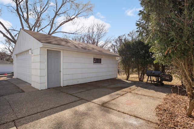 view of detached garage