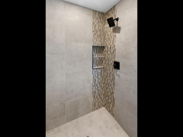 14913 Oakwood Dr, Burnsville, MN 55306 - full bathroom featuring tiled shower